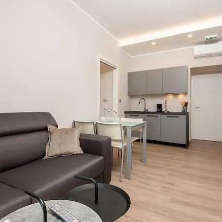 Deluxe Apartments & Rooms Revis Fiume Esterno foto